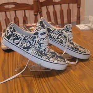 Mens size 8.5 Van's Era iconic script skates.